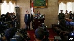 Hutiylar delegatsiyasi Jenevadagi tinchlik muzokaralariga jo'nab ketish oldidan matbuot anjumani o'tkazmoqda, Sano, Yaman, 12-dekabr, 2015-yil.