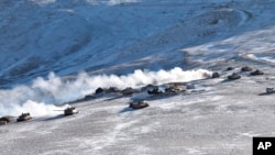 2021年2月10日，印軍坦克從中印邊境後撤。（照片來自美聯社）