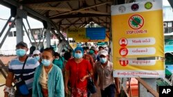 ពលរដ្ឋ​មីយ៉ាន់ម៉ា​ពាក់ម៉ាស់​ការពារ​ដើម្បី​បង្ការ​ជំងឺ​កូវីដ១៩ នៅ​ទីក្រុង​រ៉ង់ហ្គូន ប្រទេស​មីយ៉ាន់ម៉ា ថ្ងៃទី២៧ ខែកក្កដា ឆ្នាំ២០២១។