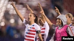 Les joueuses de l'équipe nationale américaine célèbrent leur victoire contre la Jamaique, USA, le 14 octobre 2018.