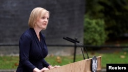 Liz Truss alipowasili katika ofisi yake iliyoko mtaa wa Downing Street.