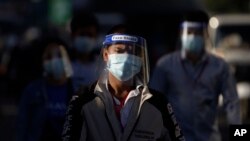 បុរស​ម្នាក់​ពាក់​ម៉ាស់​មុខ​រង់ចាំ​ធ្វើ​តេស្ត​រក​ជំងឺ​កូវីដ១៩ នៅ​កីឡាដ្ឋានជាតិ​អូឡាំពិក​ ក្រោយ​ពី​មាន​ការ​ផ្ទុះ​ការ​ឆ្លង​ជំងឺ​នេះ​នៅ​ក្នុង​សហគមន៍​ជា​លើក​ដំបូង​កាល​ពី​ខែ​មុន ថ្ងៃទី៨ ខែធ្នូ ឆ្នាំ២០២០។ 