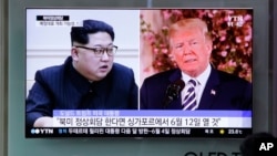 Kim Jong Un wa Korea kaskazini (L) na Rais wa marekani, Donald Trump