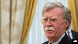 El asesor de seguridad nacional de EE.UU., John Bolton, espera para conversar con el presidente ruso Vladimir Putin, en el Kremlim, en Moscú, el 27 de junio de 2018. 