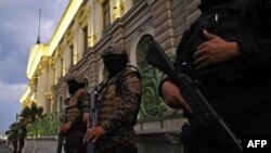 La Fuerza Armada fue desplegada para expulsar a las personas del centro histórico de San Salvador como parte del decreto de emergencia del gobierno para frenar la propagación del nuevo coronavirus, el 21 de marzo de 2020.