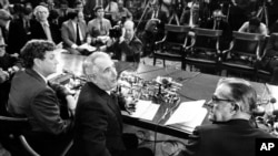 Vakillar palatasining Adliya qo'mitasi raisi Piter Rodino (markazda) Prezident Nikson ise'fosiga sabab bo'lgan surishtiruv bo'yicha matbuot anjumanida. Vashington shahri. 5-mart, 1974