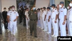 លោក ទៀ បាញ់ រដ្ឋមន្ត្រី​ការពារ​ជាតិ​កម្ពុជា បានទៅធ្វើទស្សនកិច្ចនៅ​មូលដ្ឋាន​សមុទ្រ​រាម​ ក្នុង​ខេត្ត​ព្រះសីហនុ នៅថ្ងៃអង្គារ ទី ១៨ ខែមករា​ ឆ្នាំ២០២២។ (រូបថតពីទំព័រហ្វេសប៊ុក/General TEA Banh)