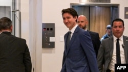 ရွေးကောက်ခံသမ္မတ Donald Trump ရဲ့ Mar-a-Lago စံအိမ်မှာ တွေ့ဆုံဖို့ ကနေဒါဝန်ကြီးချုပ် Justin Trudeau ဟိုတယ်မှာထွက်ခွါ (Photo by CHANDAN KHANNA / AFP)