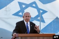 ARCHIVO - El primer ministro de Israel, Benjamin Netanyahu, pronuncia un discurso durante su visita a un centro israelí de vehículos aéreos no tripulados, en la base aérea de Palmachim, el 5 de julio de 2023.