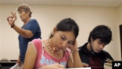 Students at the University of Texas-Southmost College work on a writing assignment in an English as a Second Language class in 2006