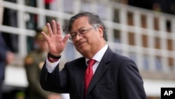 El presidente de Colombia, Gustavo Petro, saluda a los periodistas durante la ceremonia de juramentación del nuevo jefe de policía, en Bogotá, el 19 de agosto de 2022. 