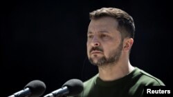 El presidente de Ucrania, Volodymyr Zelenskyy, asiste a una conferencia de prensa conjunta con el secretario general de la OTAN, Jens Stoltenberg, en medio del ataque de Rusia contra Ucrania, en Kiev, Ucrania, el 29 de abril de 2024.