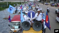 រូបឯកសារ៖ សកម្មជន​នៃគណបក្ស​ភ្លើងទៀន​ដើរ​ហែក្បួន​របស់​បក្ស​នៅ​ក្នុង​យុទ្ធនាការ​ឃោសនា​បោះឆ្នោត​ឃុំសង្កាត់ នៅរាជធានីភ្នំពេញ កាលពីថ្ងៃទី២១ ខែឧសភា ឆ្នាំ២០២២។