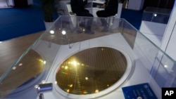 中国晶圆代工公司华虹集团在北京举行的中国国际半导体博览会上展出的硅晶圆展品。(2024年11月20日)