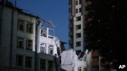 Un edificio de Kiev dañado por un drone ruso derribado por las defensas aéreas ucranianas durante la madrugada del 1 de junio de 2023.