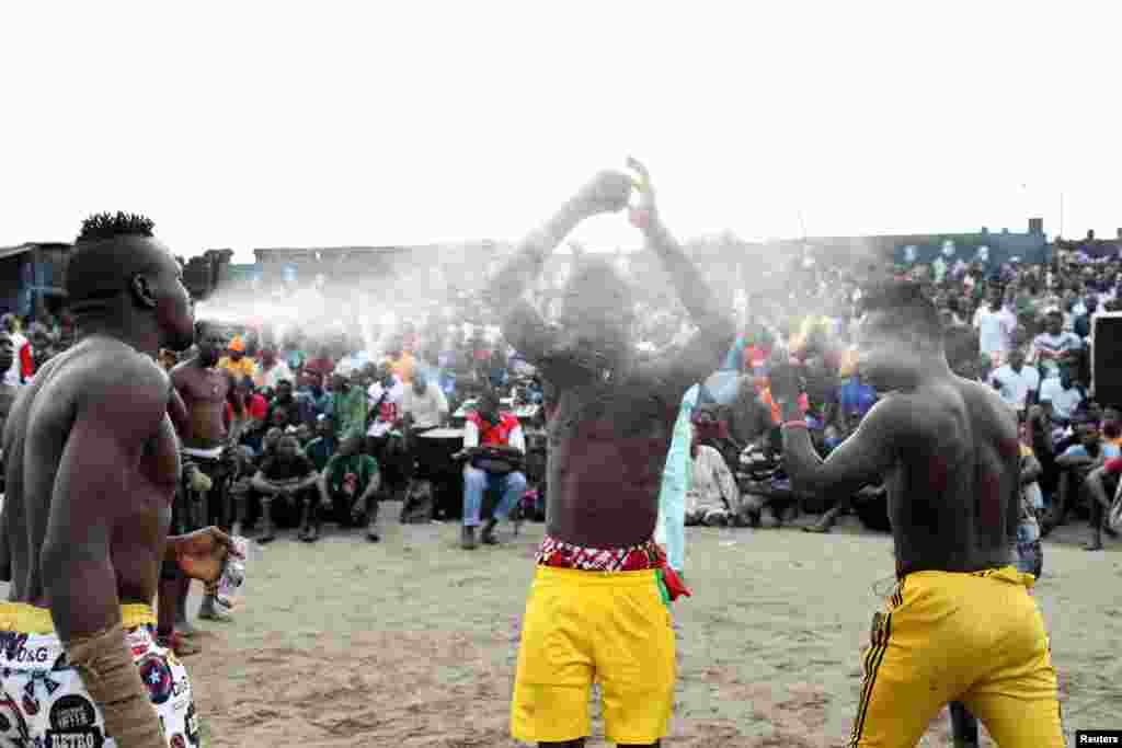 مختلف دیہاتوں سے آئے کھلاڑی، جنہیں ذات کے اعتبار سے 'قصائی' سمجھا جاتا ہے، وہ اس کھیل میں شریک ہوتے ہیں۔ یہ قصائی وہ لوگ ہوتے ہیں جو مذہبی طور پر جانوروں کو ذبح کرتے ہیں۔