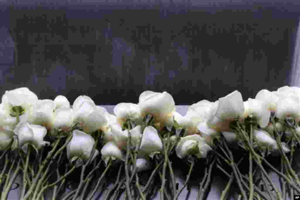 Terror xuruji qurboni bo'lganlar xotirasi uchun qo'yilgan gullar